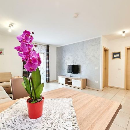 Apartman Leon Umag Exterior photo