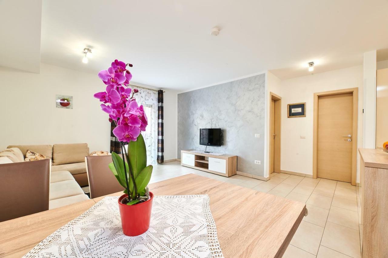 Apartman Leon Umag Exterior photo