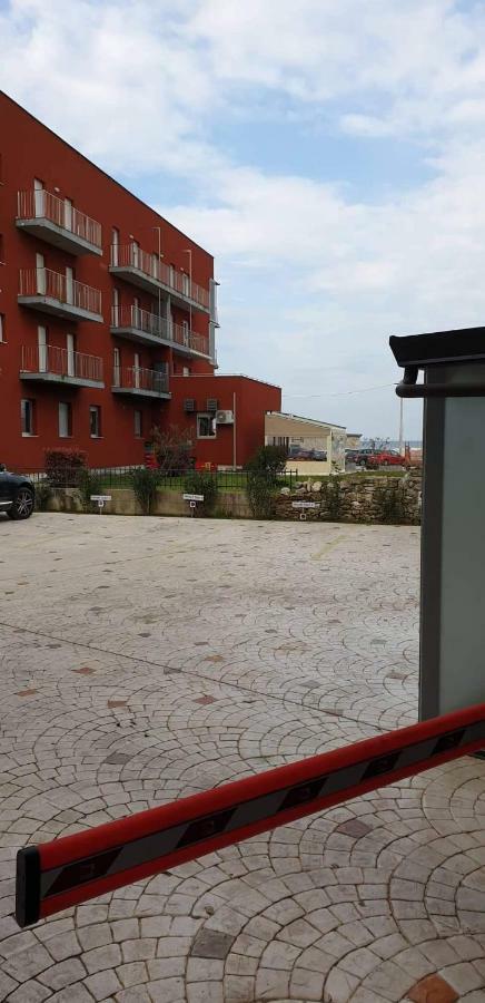 Apartman Leon Umag Exterior photo